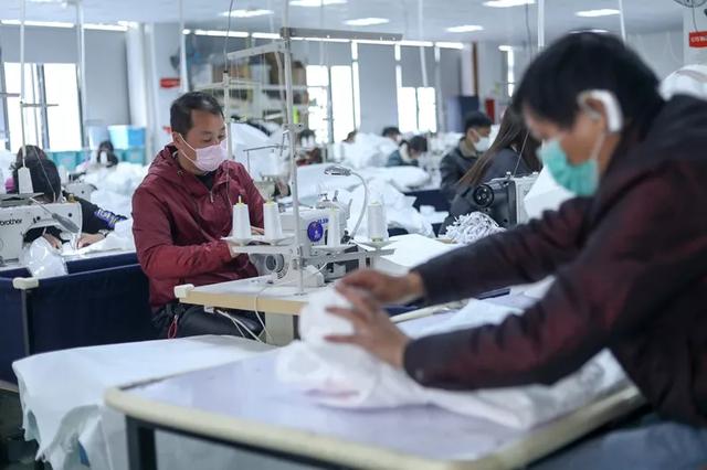 防護服緊缺？這家僅用了5天時間轉(zhuǎn)產(chǎn)防護服，日產(chǎn)量已達9000件