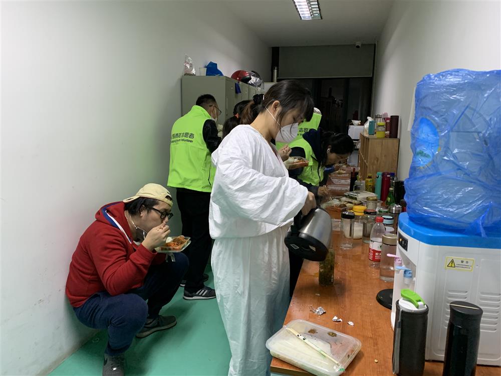 綠馬甲“浦東青年志愿者”，的一次晚班志愿服務(wù)