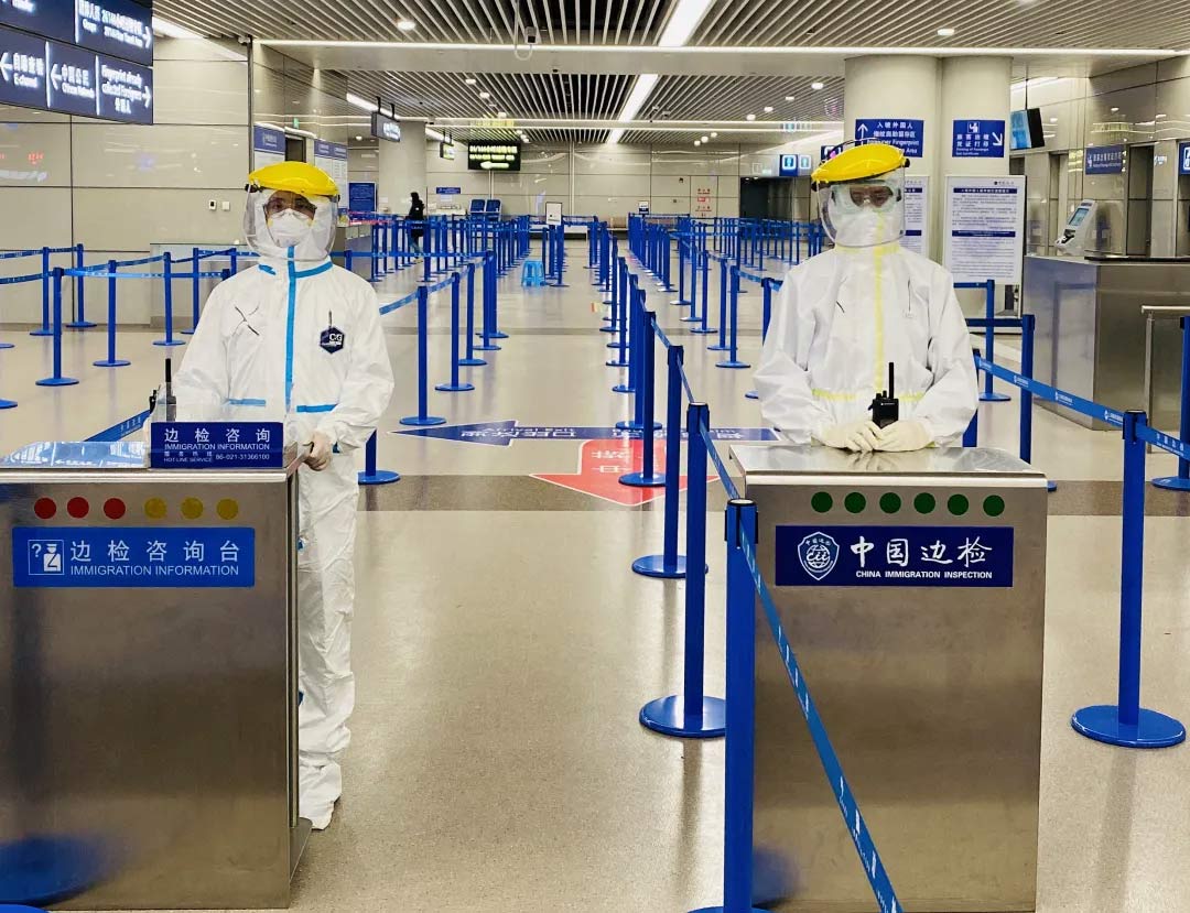 身穿誠(chéng)格防護(hù)服的“守滬者” 24小時(shí)奮戰(zhàn)在浦東國(guó)際機(jī)場(chǎng)口岸防疫一線(xiàn)
