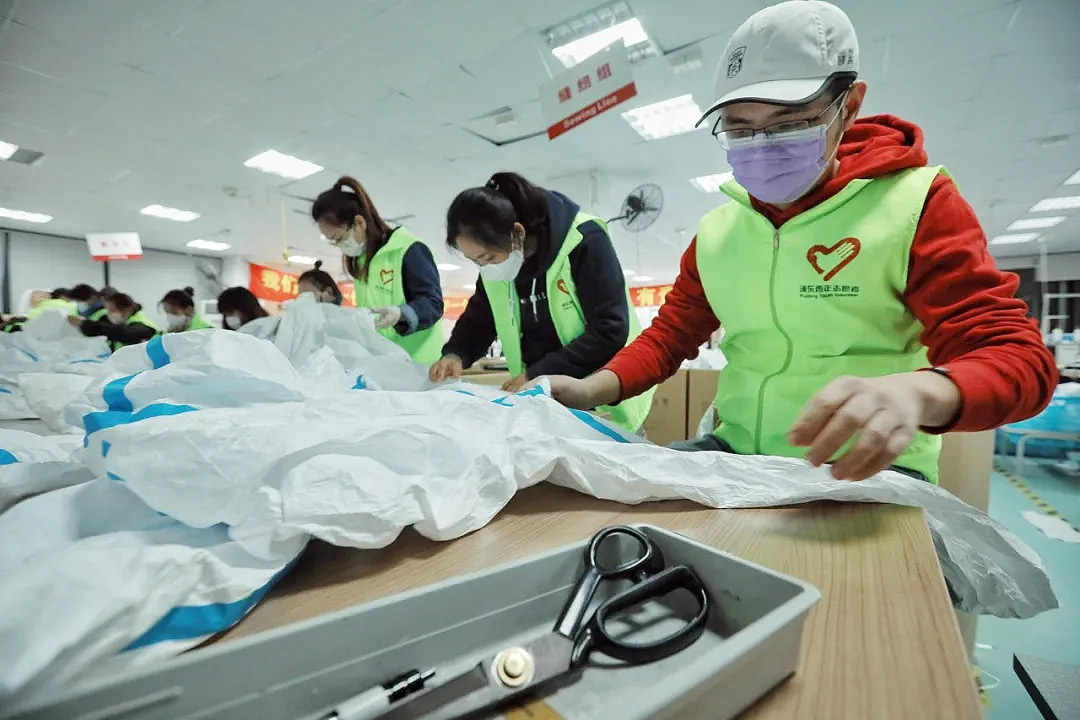這些“守護(hù)者”們?cè)谏虾Ｕ\格干了件大事！——20天，750人次，經(jīng)手近4萬件防護(hù)服！