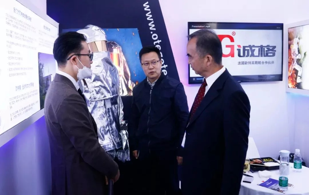 中國消防協(xié)會(huì)會(huì)長陳偉明參觀誠格OTEGO法國歐特高展臺交流